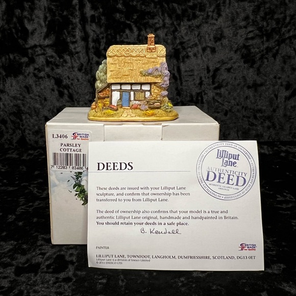 Lilliput Lane | Parsley Cottage | Symbol of Membership - Picture 2 of 12